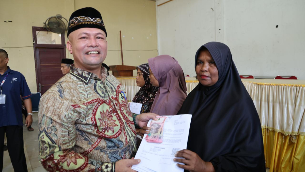 Ilustrasi penyaluran bansos kepada KPM