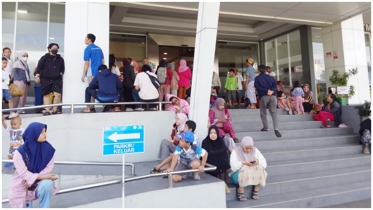 Antrean warga di Toko Daging Nusantara Kota Depok pada Kamis 19 Maret 2026.