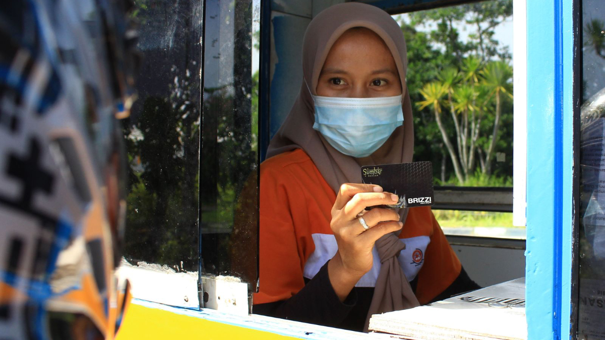 Transaksi pemudik menggunakan kartu elektronik milik BRI, BRIZZI.
