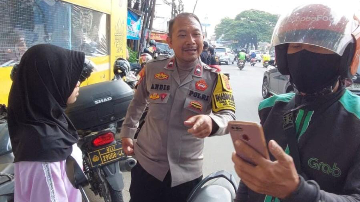 Aipda Andis Wiratmoko saat mengantar gadis asal Bekasi yang ditinggalkan pacarnya di Gunung Putri, Bogor.