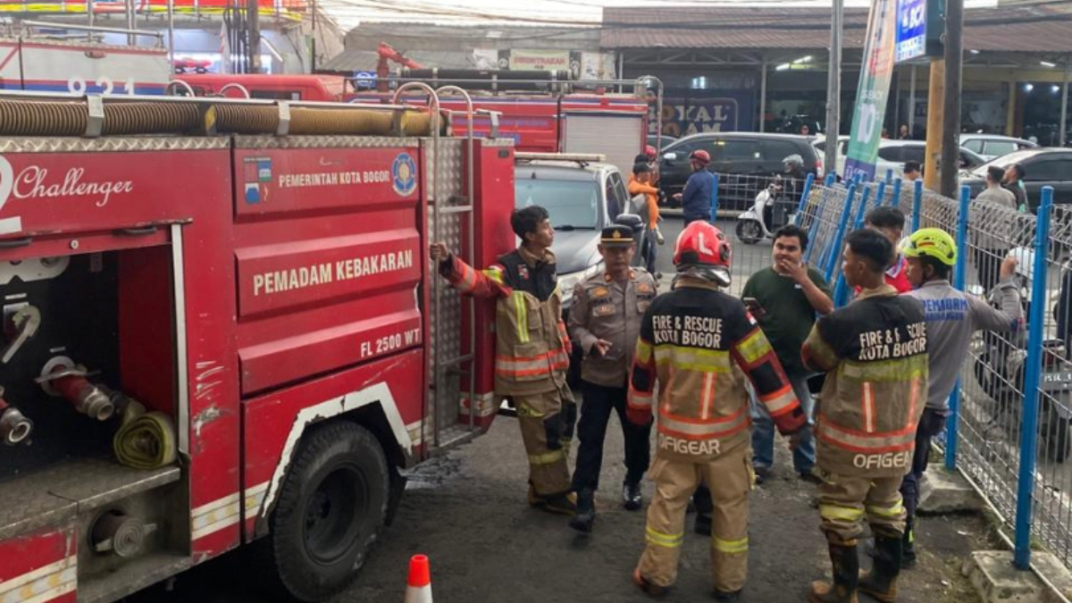 Damkar melakukan penanganan genset yang terbakar di Cibuluh.