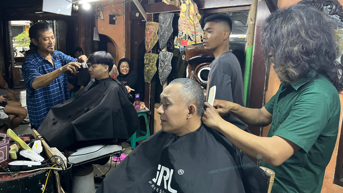 Jasa cukur rambut langganan warga Kota Bogor di Jalan Pemuda yang masih bertahan puluhan tahun.