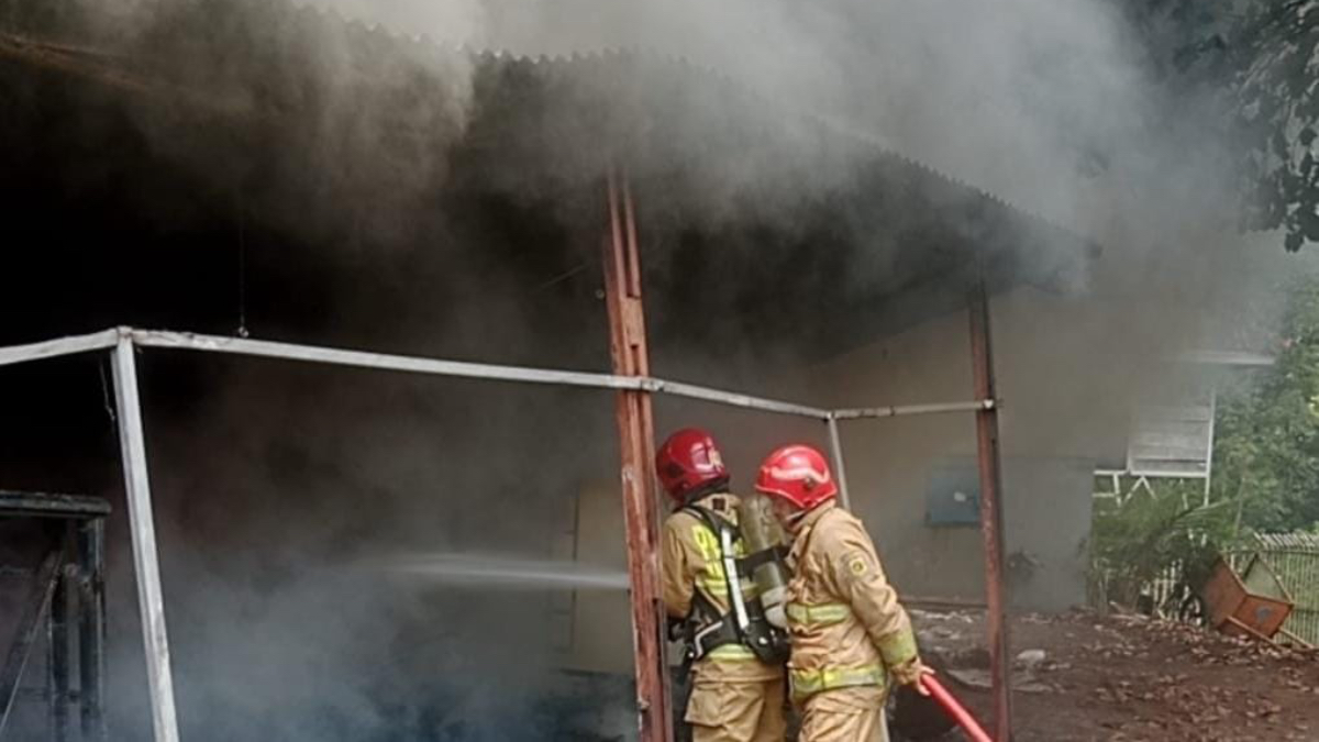 Petugas pemadam kebakaran saat memadamkan api di gudang komputer milik BRIN, Kecamatan Cibinong, Kabupaten Bogor, Kamis, 19 Maret 2026.
