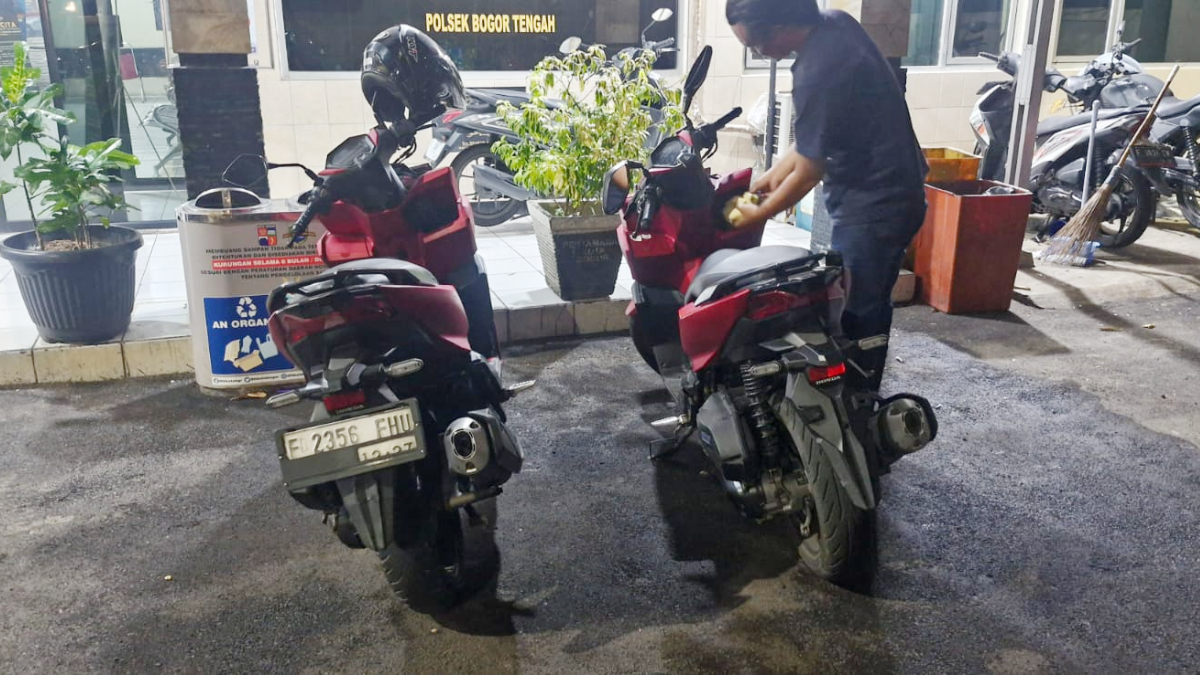 Barang bukti berupa dua unit sepeda motor yang memiliki kemiripan merek, tipe, dan warna, sehingga pelaku keliru mengenalinya.