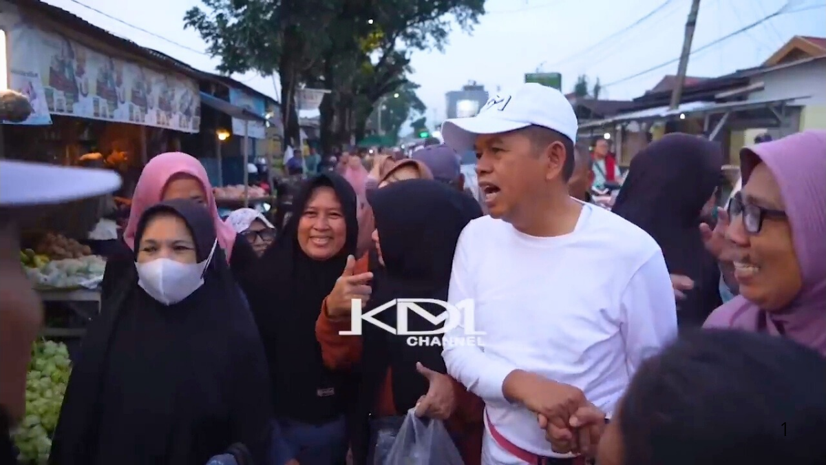 Gubernur Jawa Barat Dedi Mulyadi saat bertemu dengan emak-emak di salah satu pasar tradisional.
