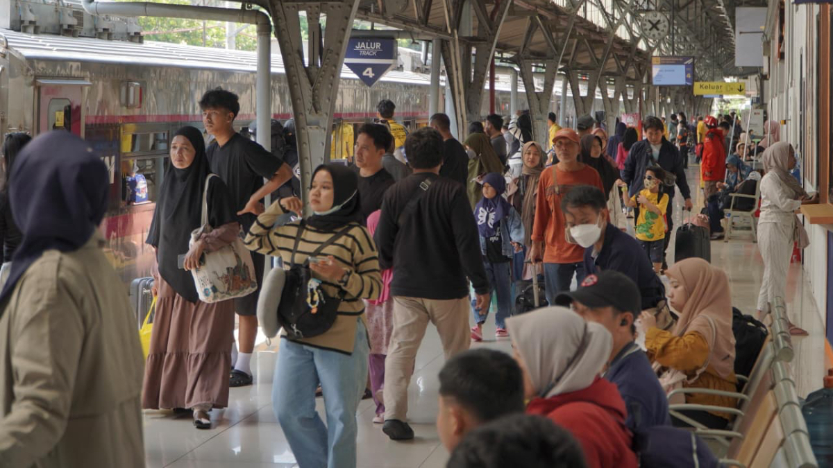 Kepadatan penumpang di Stasiun pada H-1 Lebaran. 