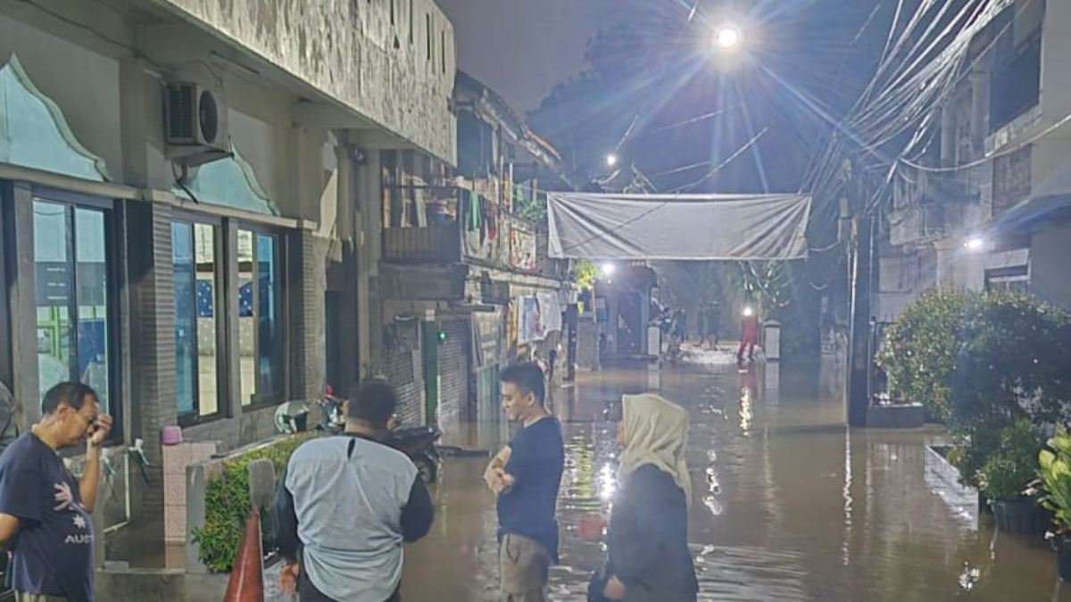 Kondisi salah satu pemukiman warga di kawasan Cimanggis, Kota Depok yang terendam banjir pada Sabtu, 21 Maret 2026.