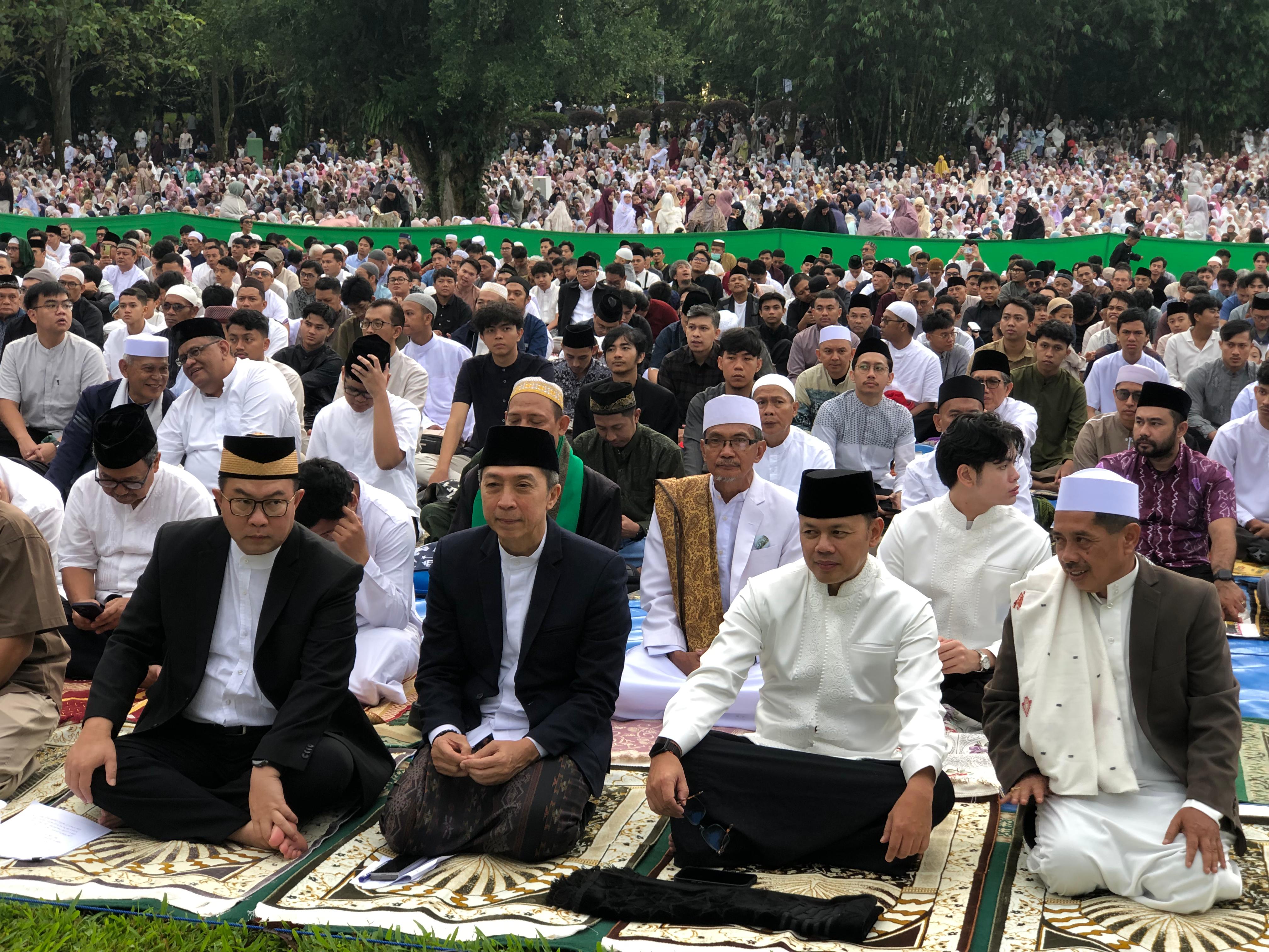 Ribuan jemaah melaksanakan Salat Idulfitri di Kebun Raya Bogor.