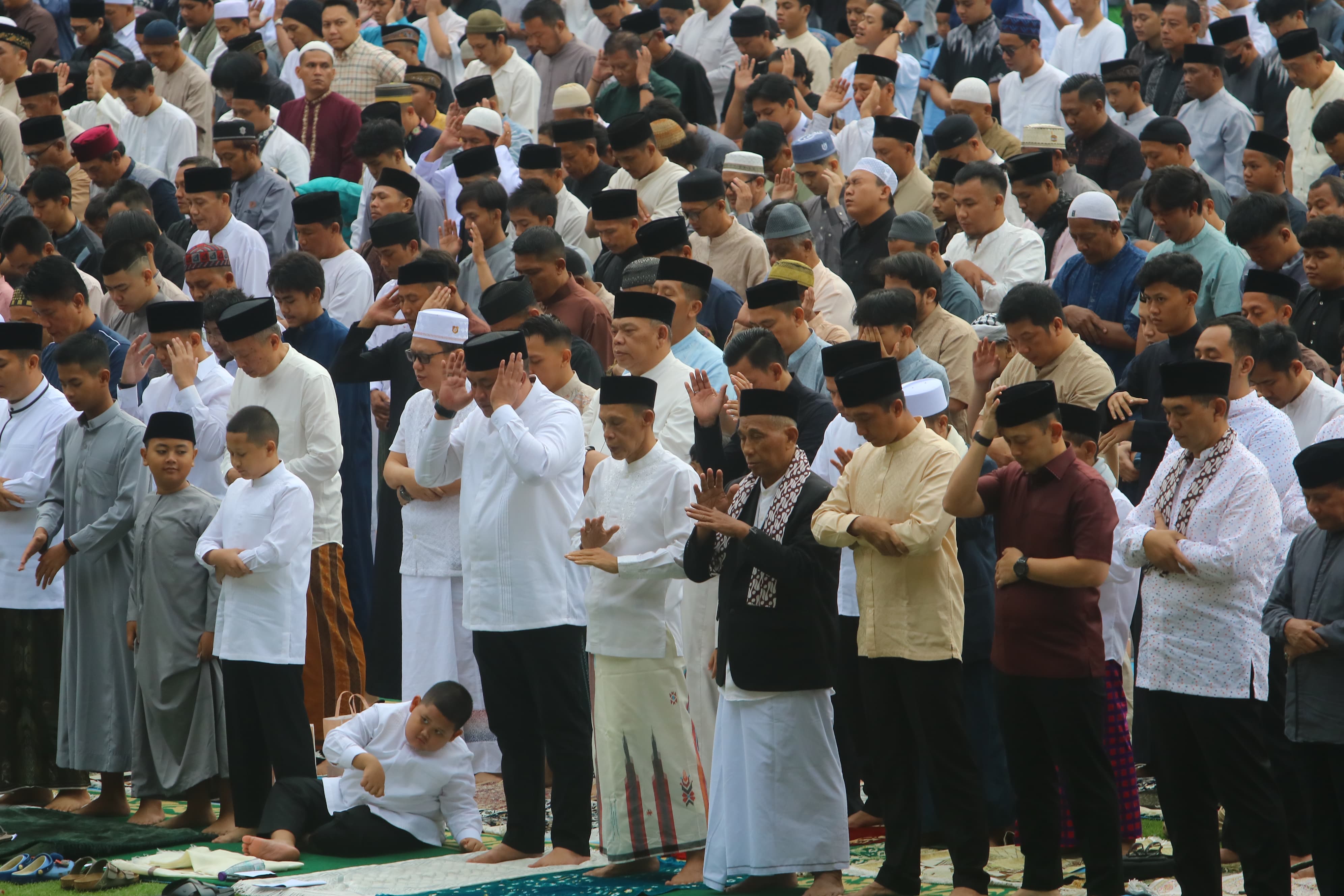 Bupati Bogor, Rudy Susmanto bersama Wakil Bupati, Ade Ruhandi melaksanakan Salat Idul Fitri di Stadion Gelora Pakansari.