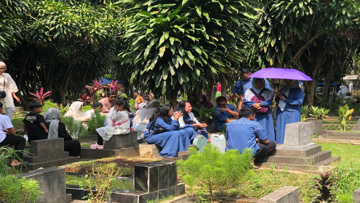 Warga yang tengah ziarah di TPU Blender Kota Bogor. 