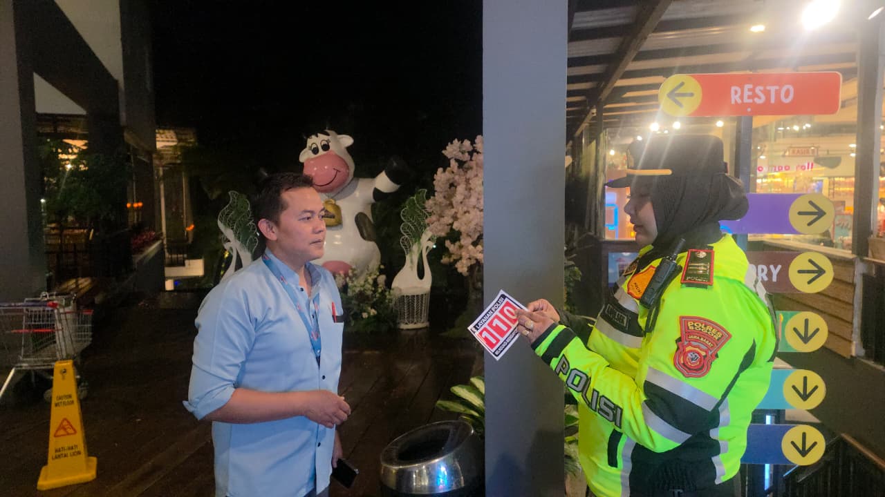 Jajaran Polsek Megamendung saat mensosialisasikan layanan call center 110 Polres Bogor. 