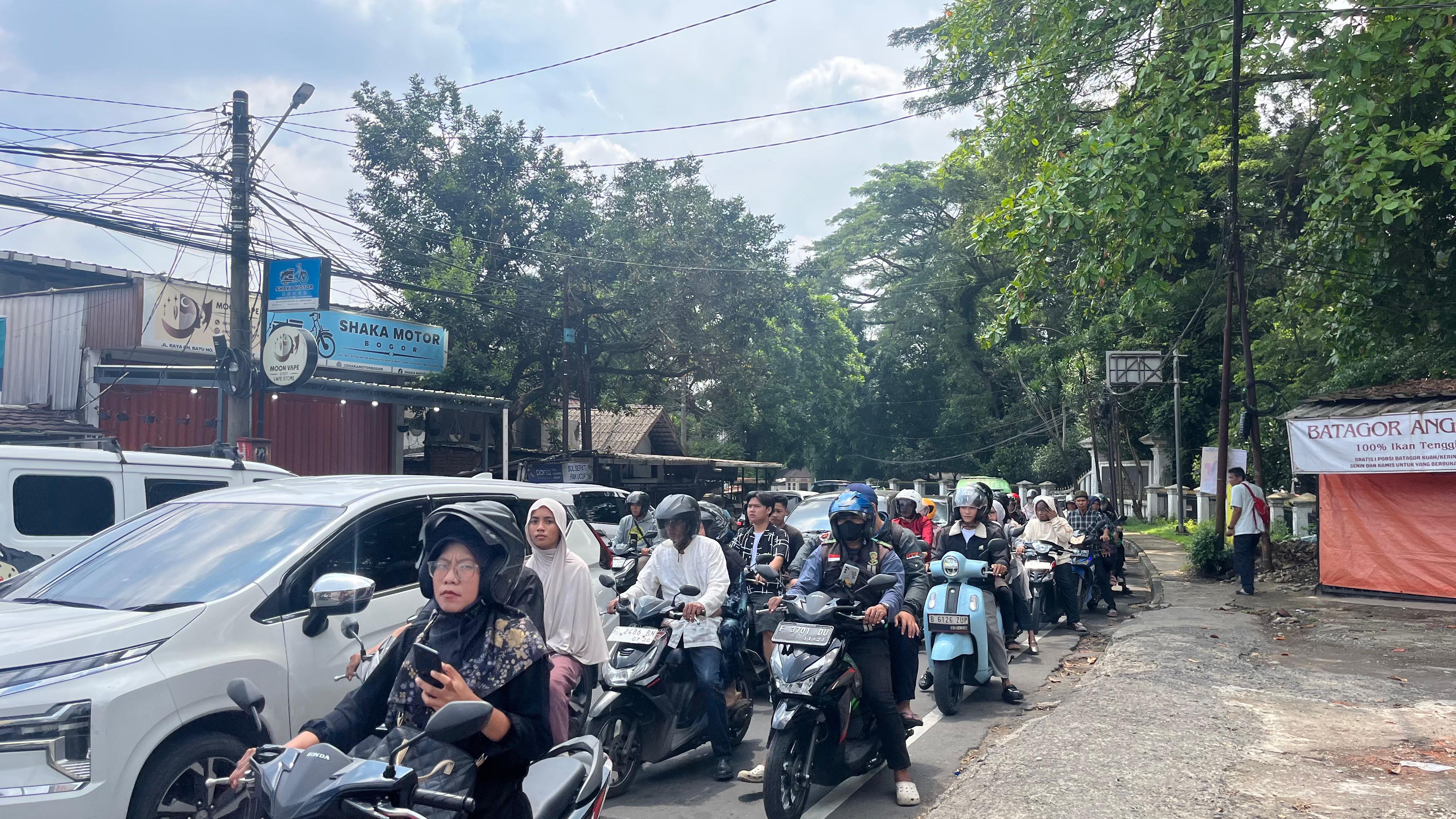 Antrean kendaraan di Jalan Gunung Batu Kota Bogor.