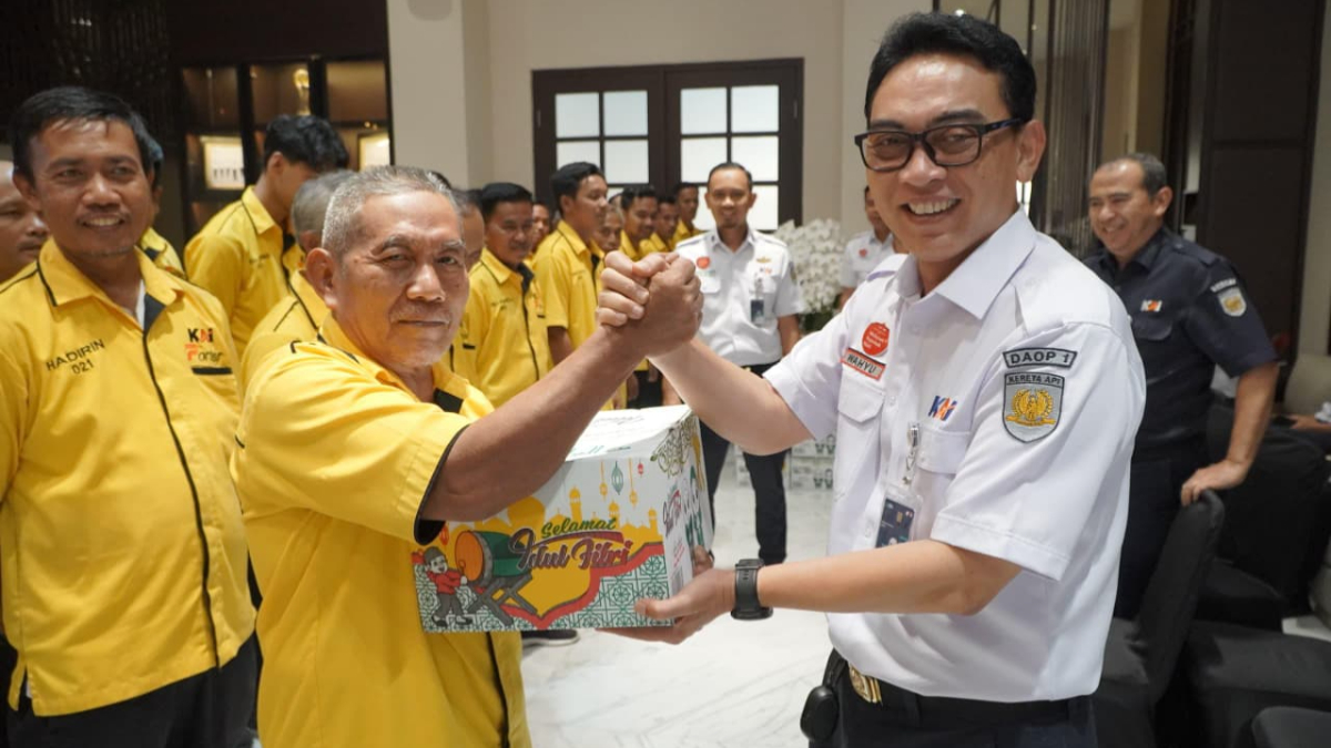 Penyaluran bantuan untuk ratusan porter dan petugas kebersihan oleh PT KAI.