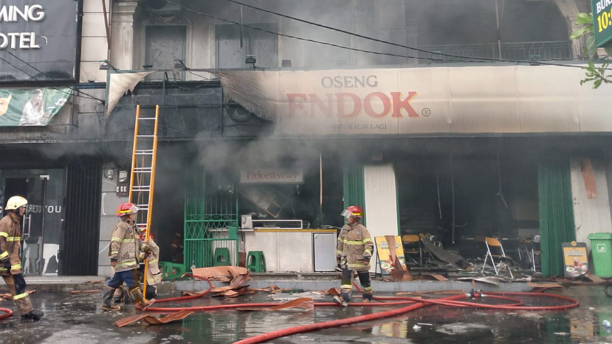 Damkar Depok melakukan evakuasi dan pemadaman api di kawasan Maronda Sabtu, 21 Maret 2026.