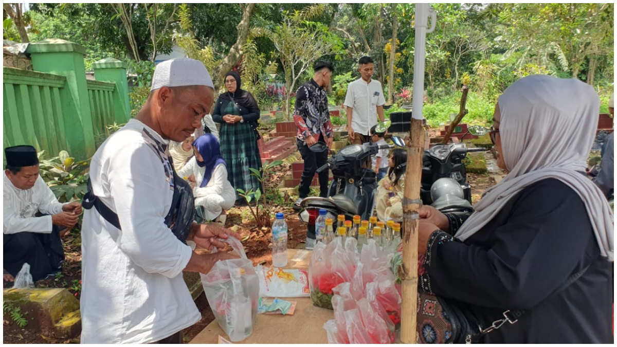 Pedagang kembang di TPU Cirimekar, Cibinong, Acut saat melayani peziarah membeli kembang. 