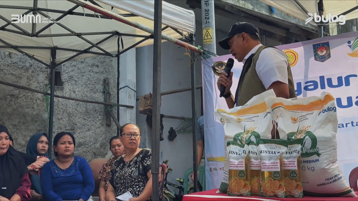Perum Bulog Salurkan Bantuan Pangan