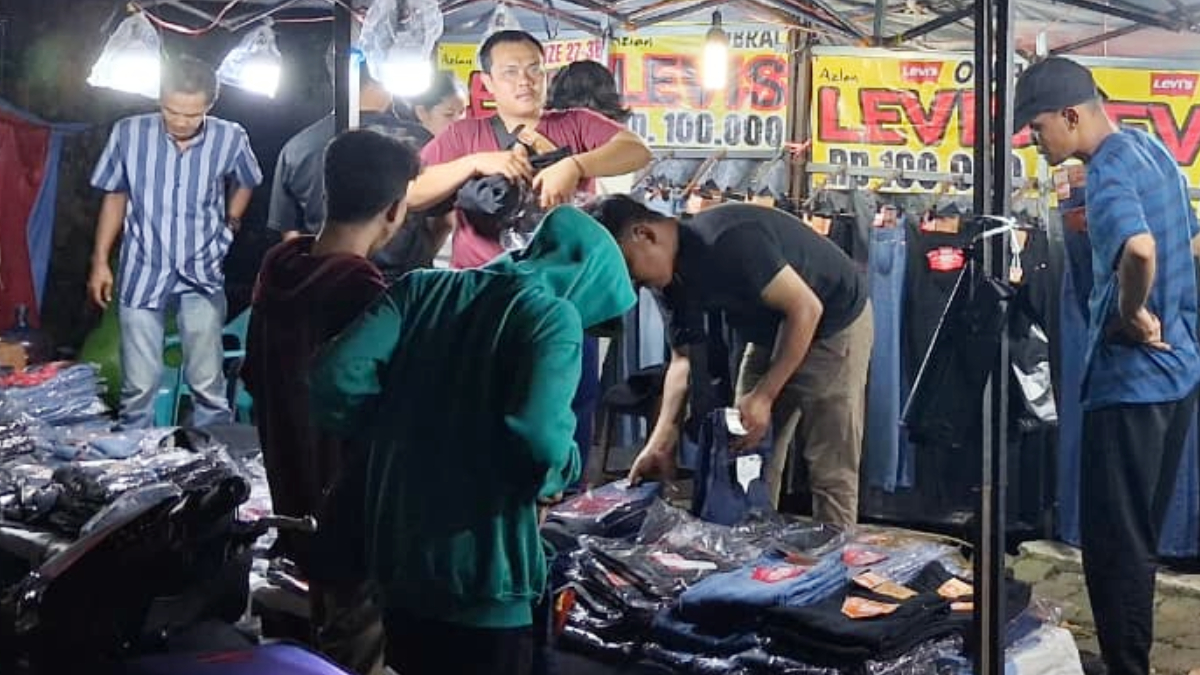 Pedagang kaki lima (PKL) di Jalan Raya Jakarta-Bogor ramai pembeli pada Jumat 20 Maret 2026.