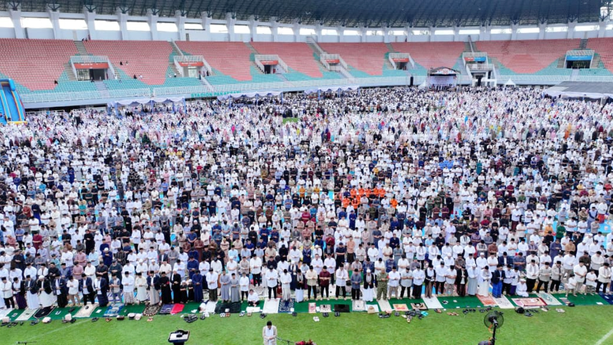 Foto udara suasana Salat Idul Fitri di Stadion Gelora Pakansari, Cibinong, Kabupaten Bogor.