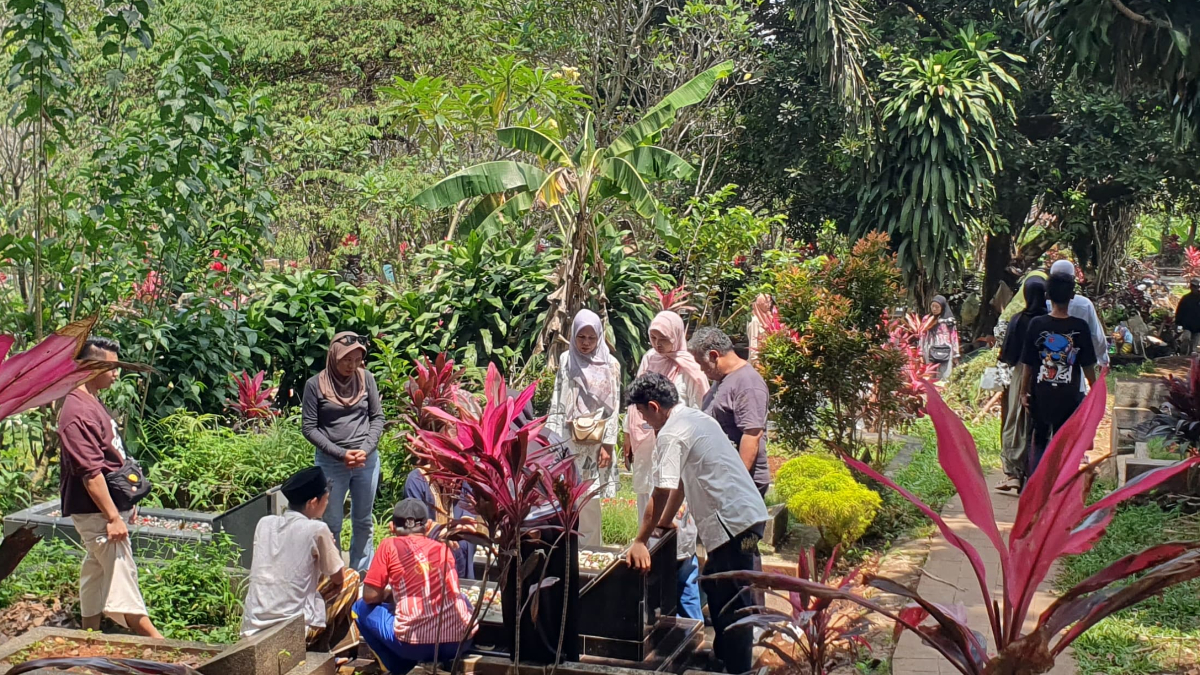 Sejumlah warga ziarah di TPU Cirimekar, Cibinong, Kabupaten Bogor pada hari pertama Lebaran 2026.