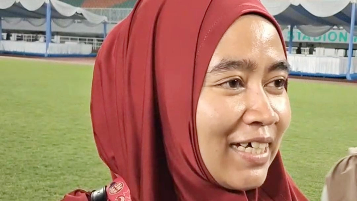 Warga Cibubur, Wiwi (35) datang dari Cibubur ke Stadion Pakansari untuk merayakan malam takbiran pada Jumat, 20 Maret 2026.