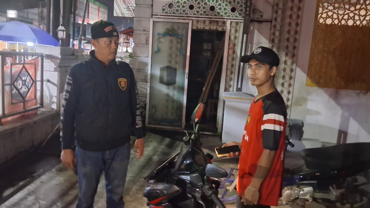 Anggota Polsek Citeureup saat menghampiri pemudik di Masjid Jami' As-Shaheh, Citeureup, Kabupaten Bogor, Sabtu 21 Maret 2026.