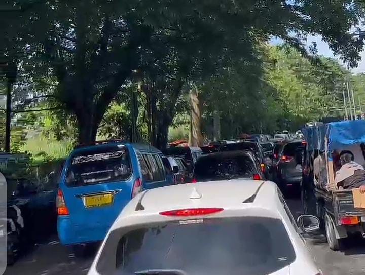 Kemacetan kendaraan di Jalan Dramaga Bogor menuju arah Leuwiliang pada Minggu 22 Maret 2026. 