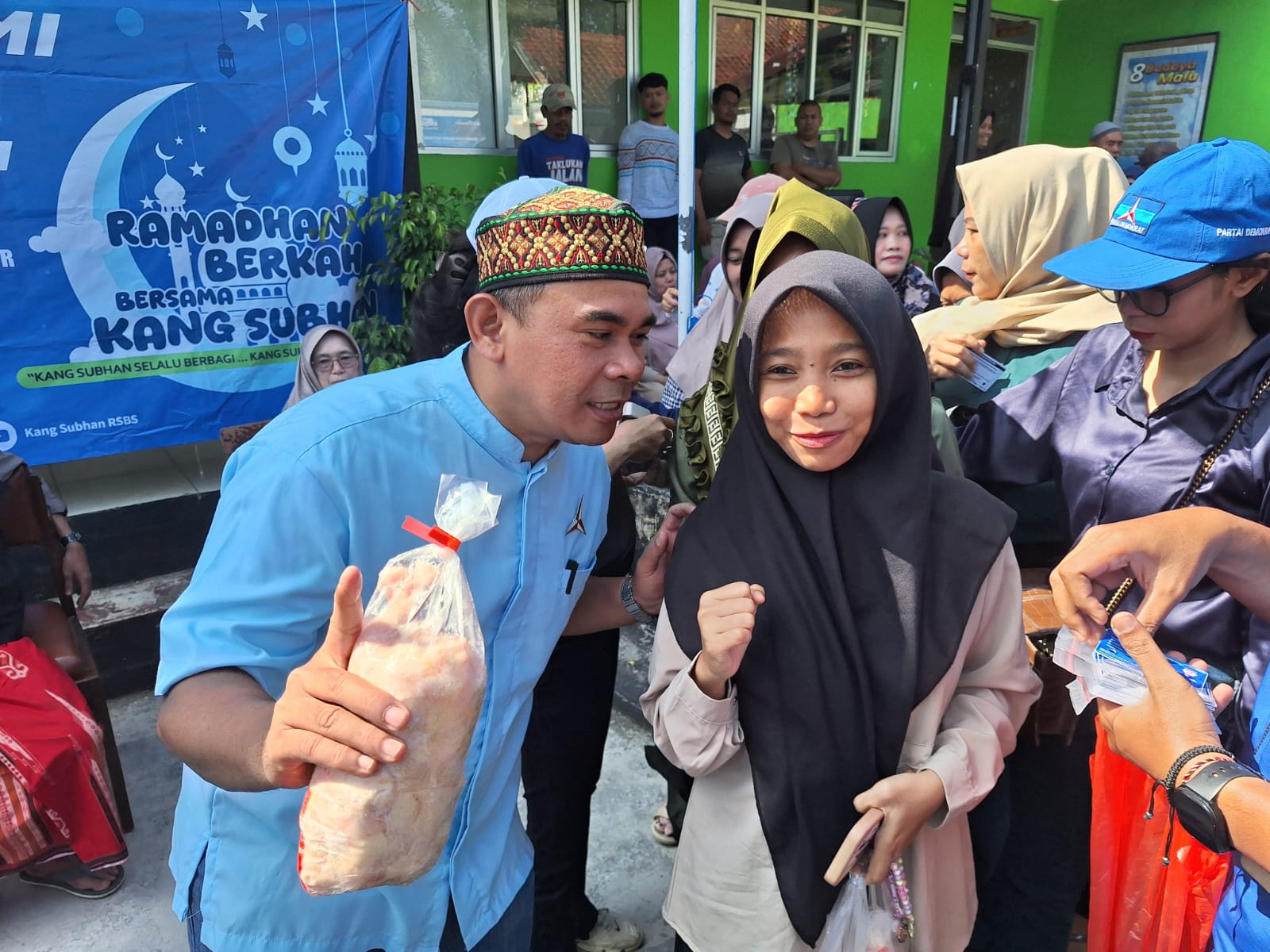 Anggota DPRD Kota Bogor Subhan membagikan daging ayam kepada warga di wilayah Bogor Tengah dan Bogor Timur. 