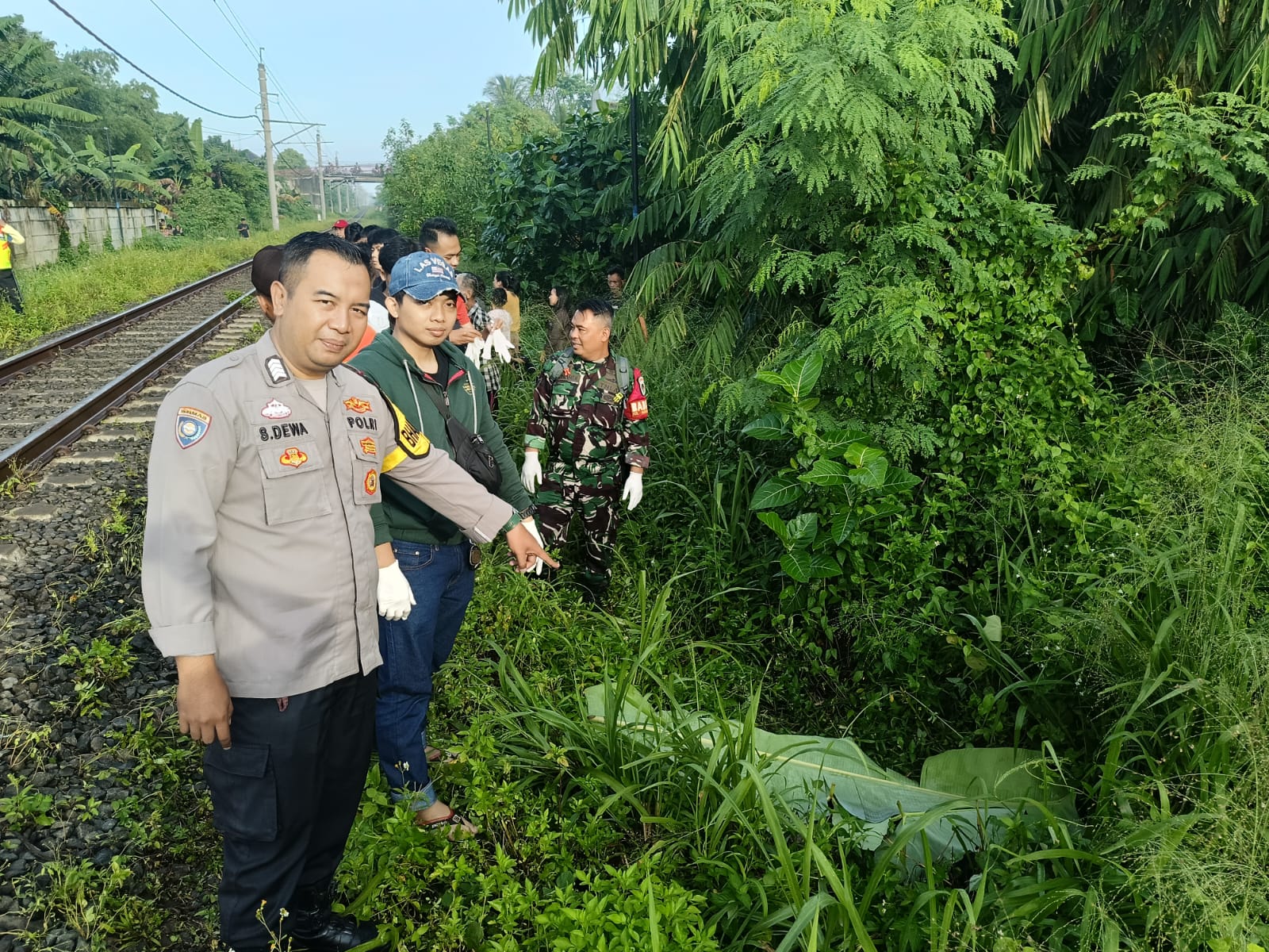 Pihak kepolisian bersama petugas saat mengevakuasi korban tertemper kereta api di Cibinong. 