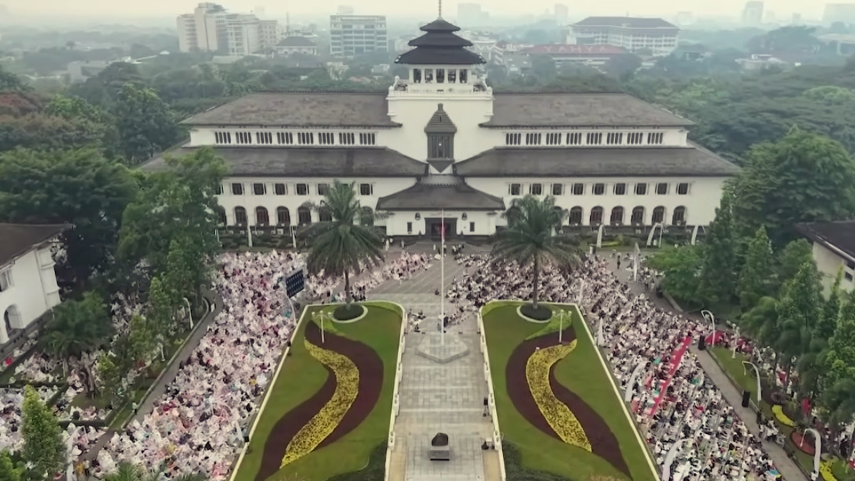 Salat Idulfitri di Gedung Sate yang dihadiri Gubernur Jawa Barat, Dedi Mulyadi.