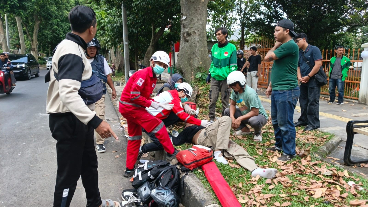 Evakuasi pengendara motor yang mengalami kecelakaan lalu lintas tunggal di ruas Jalan Ahmad Yani Kota Bogor.