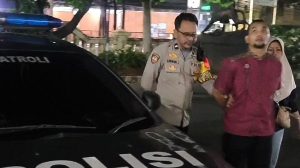Penangkapan pasutri di Cileungsi Bogor yang diduga menjual tramadol.