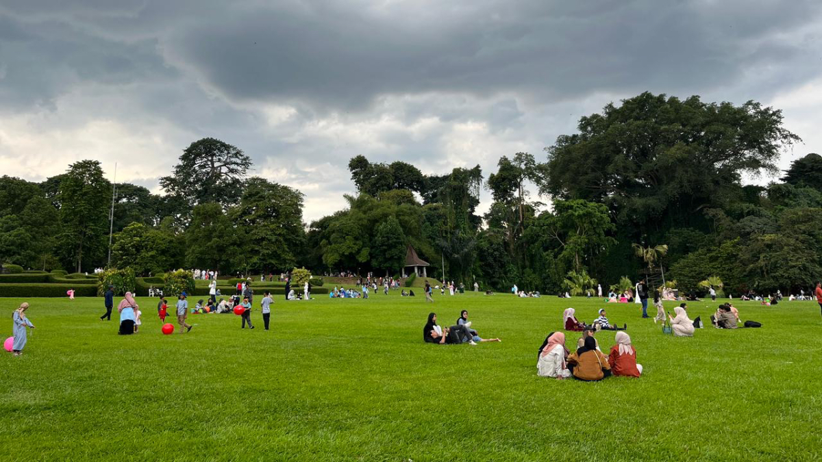 Wisatawan Jabodetabek padati Kebun Raya Bogor di libur lebaran.