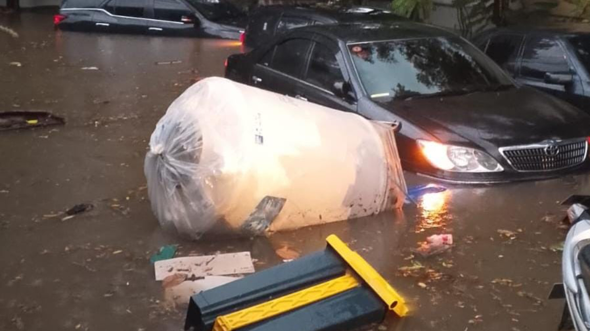Banjir menggenang wilayah Depok saat Idulfitri.