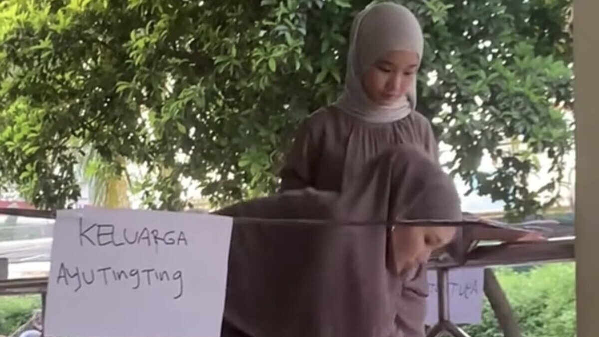 Pedangdut Ayu Ting Ting saat akan salat Idulfitri.
