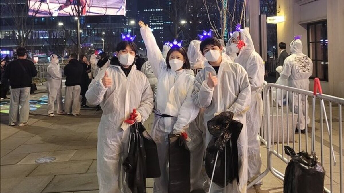 Petugas kebersihan yang bertugas pada konser BTS ARIRANG Gwanghwamun.
