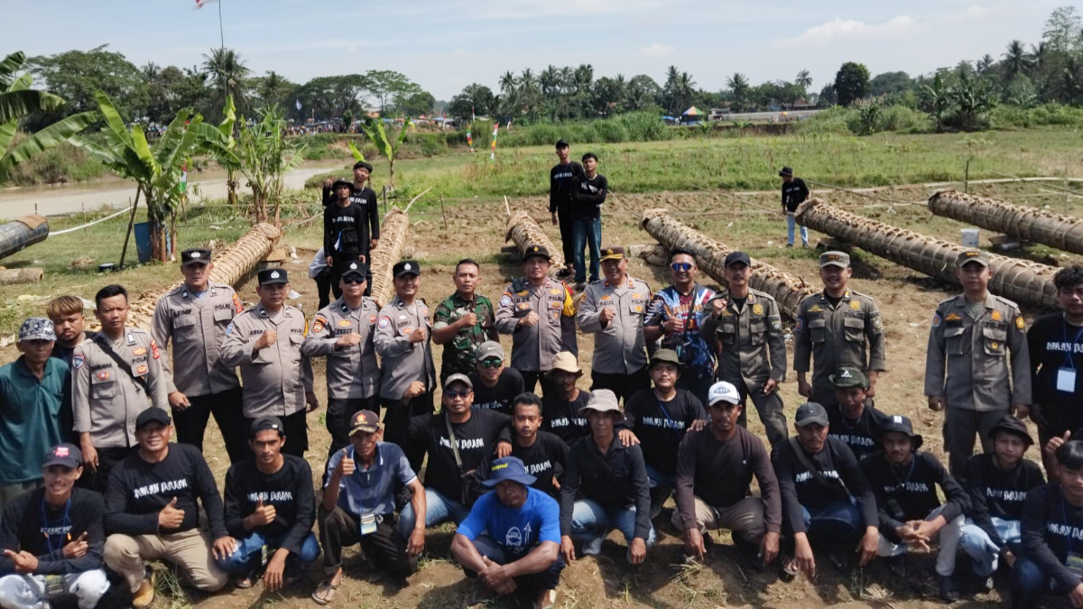 Pihak kepolisian dan TNI serta jajaran keamanan bersama warga saat menggelar Festival Kuluwung di Desa Kutamekar, Cariu, Kabupaten Bogor.