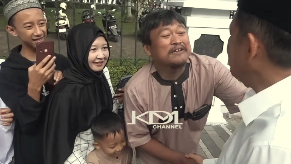 Gubernur Jawa Barat, Dedi Mulyadi bersilaturahmi dengan warga saat Lebaran.