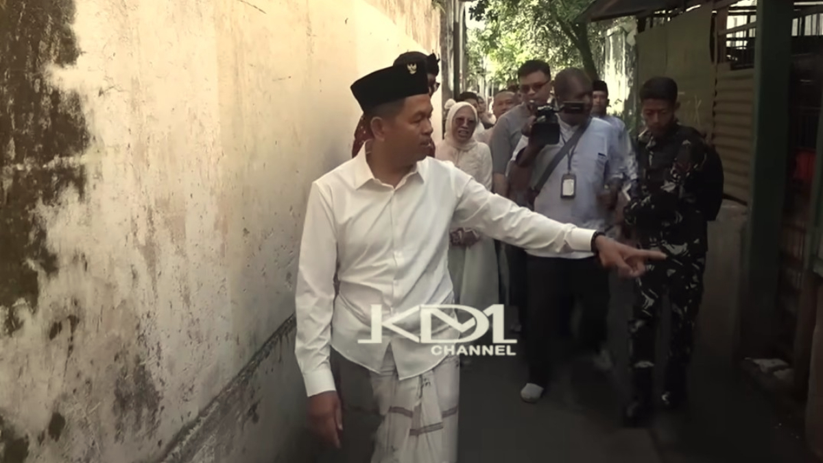 Gubernur Jawa Barat, Dedi Mulyadi menyusuri salah satu gang di Kota Bandung.