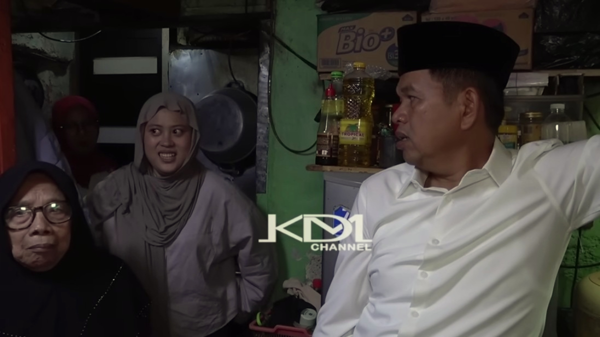 Gubernur Jawa Barat, Dedi Mulyadi saat dalam rumah yang dihuni janda.