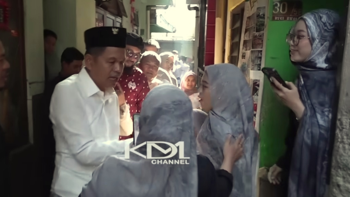 Gubernur Jawa Barat, Dedi Mulyadi saat membagikan uang.