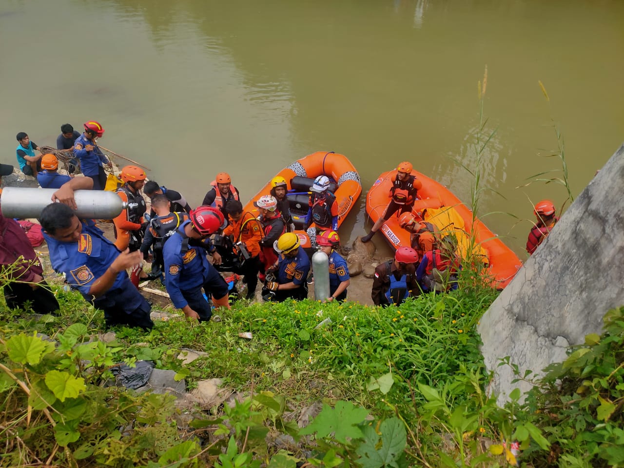 Tim SAR gabungan saat menemukan jenazah korban hanyut di Sungai Cileungsi, Kecamatan Citeureup, Kabupaten Bogor. 