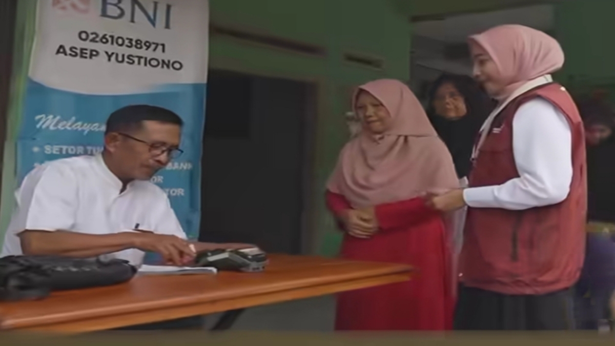 Ilustrasi KPM bansos BPNT mencairkan saldo KKS.