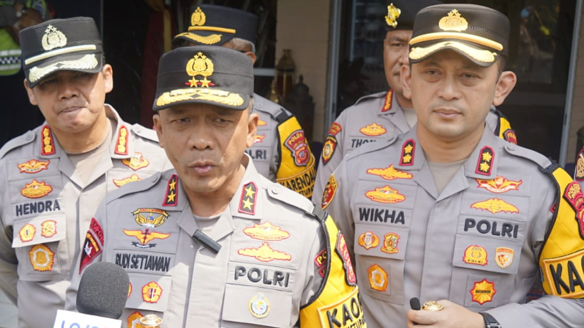 Kapolda Jawa Barat Irjen Pol Rudi Setiawan saat menyambangi Pos Terpadu Jenderal Hoegeng Gadog untuk memantau situasi arus lalu lintas Puncak, Kabupaten Bogor, Senin, 23 Maret 2026.