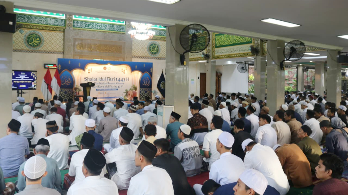 Warga binaan di Lapas Cibinong, Kabupaten Bogor saat melaksanakan salat Idul Fitri 1447 Hijriah.