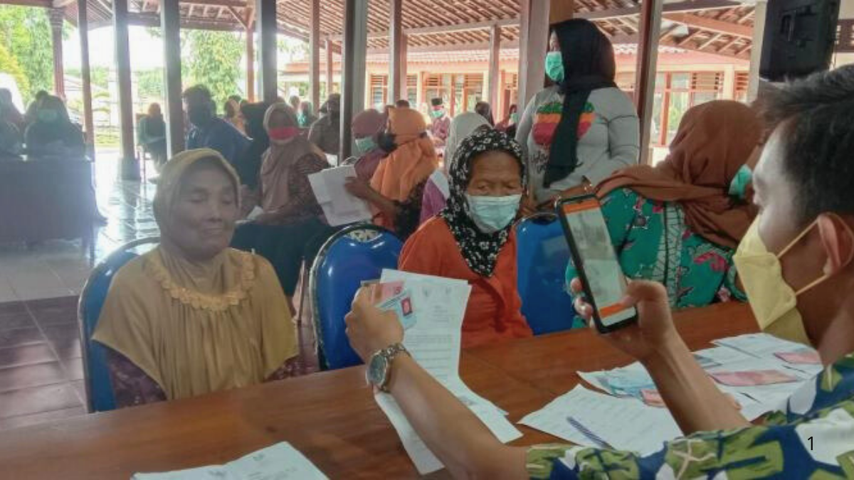 Penyaluran Bansos di salah satu kelurahan kepada KPM.