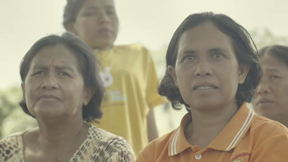 Para penerima Bansos sedang mendapatkan arahan dari petugas.