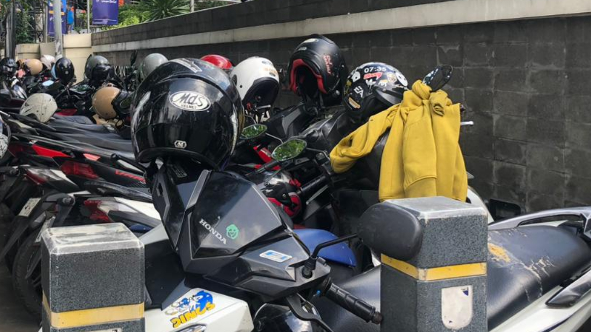 Sejumlah motor parkir di area trotoar Jalan Djuanda Kota Bogor.