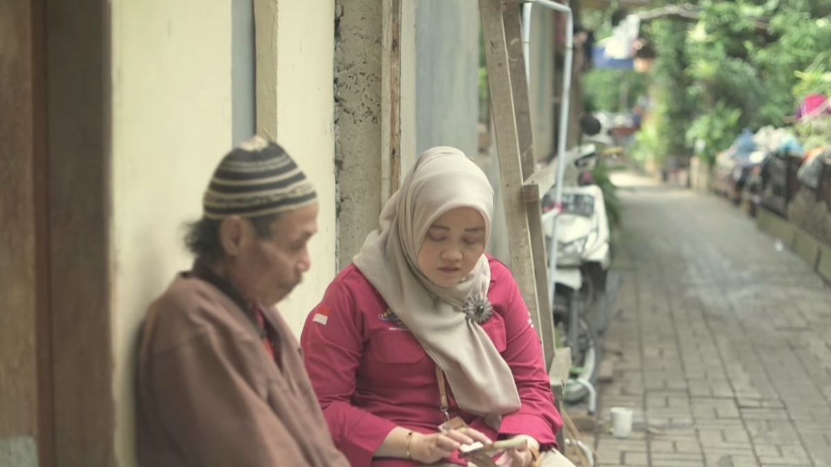Petugas melakukan pendampingan langsung kepada KPM Bansos.