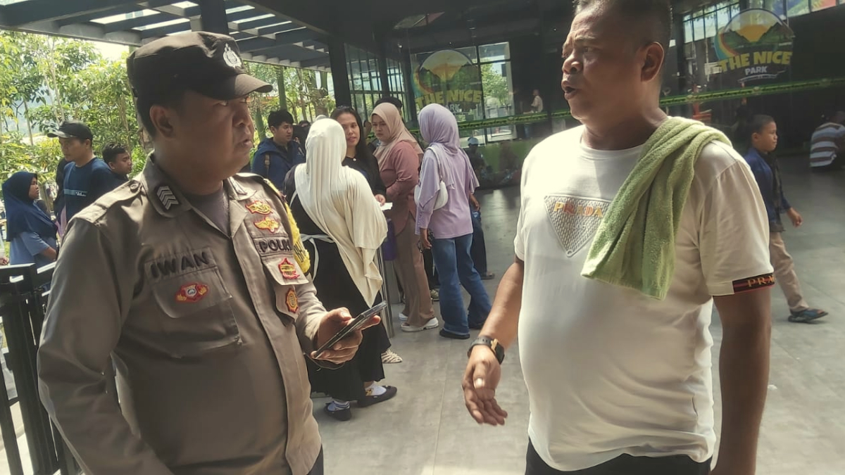Polisi berjaga di The Nice Park, Rumpin Kabupaten Bogor.
