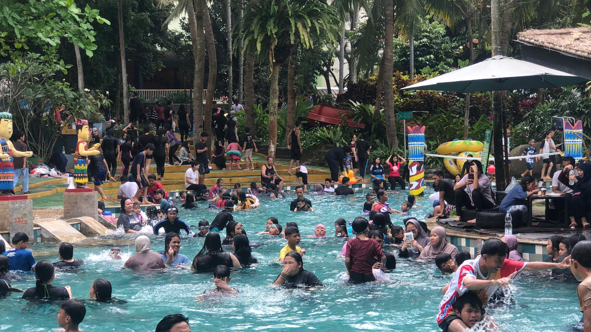 Pengunjung yang tengah menikmati wahana air pada momen libur lebaran Senin, 23 Maret 2026 di The Jungle Bogor.